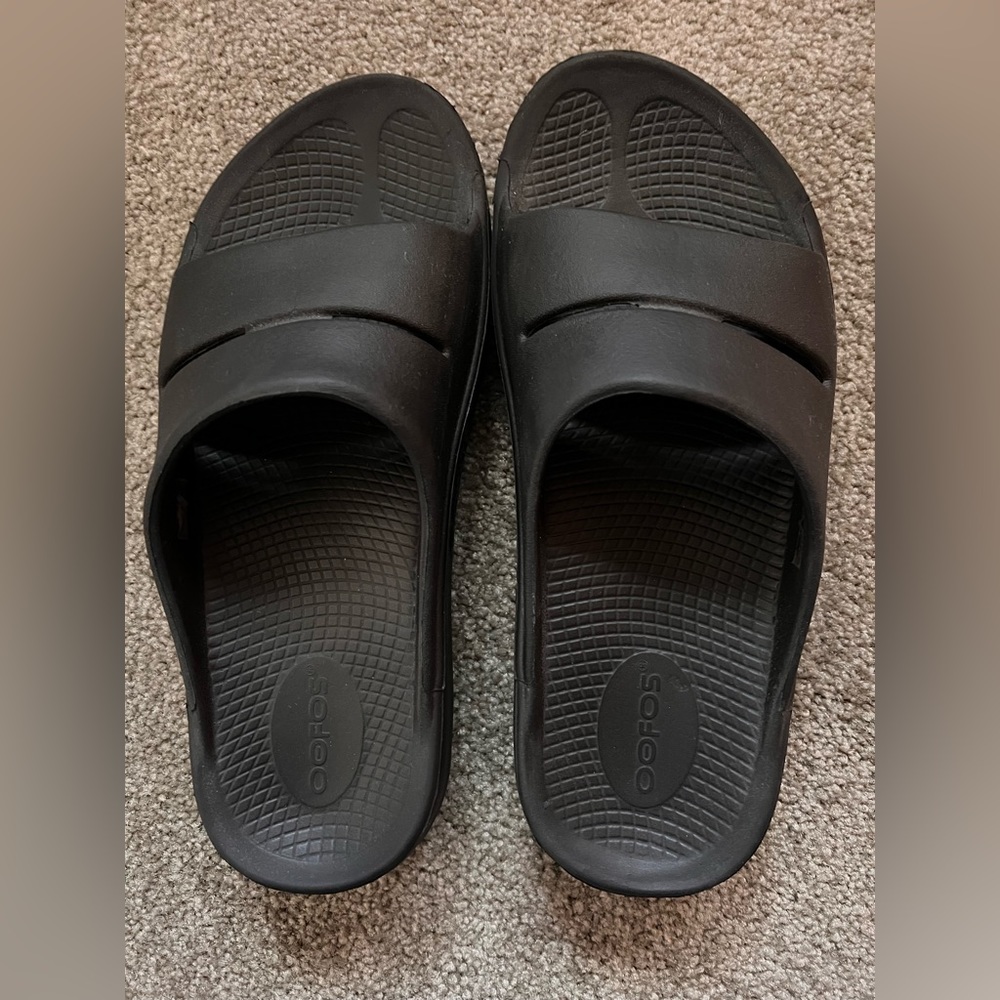 OOFOS like new, women’s size 8.